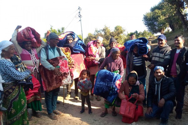 बैतडीको पाटन –१ मा जेष्ठ नागरिकलाई कम्बल वितरण 